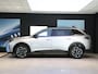 Peugeot 5008 SUV Allure Hybrid 145pk Automaat | 7 Zitplaatsen | Navigatie via draadloze Apple Carplay / Android Auto | Achteruitrijcamera | Cruise Control | Climate Control | Parkeersensoren | Armsteun | Led koplampen | Keyless | Automatisch dimlicht | Regensensor | Donker getint glas | 19" Lichtmetalen velgen |