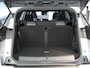 Peugeot 5008 SUV Allure Hybrid 145pk Automaat | 7 Zitplaatsen | Navigatie via draadloze Apple Carplay / Android Auto | Achteruitrijcamera | Cruise Control | Climate Control | Parkeersensoren | Armsteun | Led koplampen | Keyless | Automatisch dimlicht | Regensensor | Donker getint glas | 19" Lichtmetalen velgen |