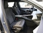Peugeot 5008 SUV Allure Hybrid 145pk Automaat | 7 Zitplaatsen | Navigatie via draadloze Apple Carplay / Android Auto | Achteruitrijcamera | Cruise Control | Climate Control | Parkeersensoren | Armsteun | Led koplampen | Keyless | Automatisch dimlicht | Regensensor | Donker getint glas | 19" Lichtmetalen velgen |