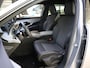 Peugeot 5008 SUV Allure Hybrid 145pk Automaat | 7 Zitplaatsen | Navigatie via draadloze Apple Carplay / Android Auto | Achteruitrijcamera | Cruise Control | Climate Control | Parkeersensoren | Armsteun | Led koplampen | Keyless | Automatisch dimlicht | Regensensor | Donker getint glas | 19" Lichtmetalen velgen |