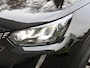 Peugeot 2008 SUV Allure 130pk Automaat | Navigatie | Climate Control | Cruise Control | Parkeersensoren | Keyless | Led koplampen | Armsteun | Apple Carplay / Android Auto | Bluetooth | DAB+ radio | Stof/kunstleder | Multifunctioneel lederen stuurwiel | Automatisch dimlicht | Regensensor | Donker getint glas | 17" lichtmetalen velgen |