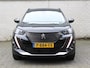 Peugeot 2008 SUV Allure 130pk Automaat | Navigatie | Climate Control | Cruise Control | Parkeersensoren | Keyless | Led koplampen | Armsteun | Apple Carplay / Android Auto | Bluetooth | DAB+ radio | Stof/kunstleder | Multifunctioneel lederen stuurwiel | Automatisch dimlicht | Regensensor | Donker getint glas | 17" lichtmetalen velgen |