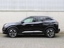 Peugeot 2008 SUV Allure 130pk Automaat | Navigatie | Climate Control | Cruise Control | Parkeersensoren | Keyless | Led koplampen | Armsteun | Apple Carplay / Android Auto | Bluetooth | DAB+ radio | Stof/kunstleder | Multifunctioneel lederen stuurwiel | Automatisch dimlicht | Regensensor | Donker getint glas | 17" lichtmetalen velgen |