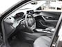 Peugeot 2008 SUV Allure 130pk Automaat | Navigatie | Climate Control | Cruise Control | Parkeersensoren | Keyless | Led koplampen | Armsteun | Apple Carplay / Android Auto | Bluetooth | DAB+ radio | Stof/kunstleder | Multifunctioneel lederen stuurwiel | Automatisch dimlicht | Regensensor | Donker getint glas | 17" lichtmetalen velgen |
