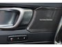 Volvo XC40 B4 Plus Black Edition - Panorama/schuifdak - IntelliSafe Assist & Surround - 360º Camera - Harman/Kardon audio - Verwarmde voorstoelen & stuur - Parkeersensoren voor & achter - Elektr. bedienb. voorstoelen met geheugen links - Draadloze tel. lader - Extra getint glas - Inklapbare trekhaak - 20' LMV