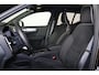 Volvo XC40 B4 Plus Black Edition - Panorama/schuifdak - IntelliSafe Assist & Surround - 360º Camera - Harman/Kardon audio - Verwarmde voorstoelen & stuur - Parkeersensoren voor & achter - Elektr. bedienb. voorstoelen met geheugen links - Draadloze tel. lader - Extra getint glas - Inklapbare trekhaak - 20' LMV