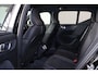 Volvo XC40 B4 Plus Black Edition - Panorama/schuifdak - IntelliSafe Assist & Surround - 360º Camera - Harman/Kardon audio - Verwarmde voorstoelen & stuur - Parkeersensoren voor & achter - Elektr. bedienb. voorstoelen met geheugen links - Draadloze tel. lader - Extra getint glas - Inklapbare trekhaak - 20' LMV