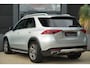 Mercedes-Benz GLE 350 e 4MATIC | 334PK | Plug-in Hybrid | NAV | Camera | Stoelverwarming | Leder De Mercedes-Benz GLE 350 e biedt met zijn 4MATIC vierwielaandrijving veel comfort en zekerheid onderweg en beschikt bovendien over een maximaal trekgewicht van maar liefst 2.700 kg. De combin