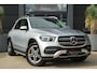 Mercedes-Benz GLE 350 e 4MATIC | 334PK | Plug-in Hybrid | NAV | Camera | Stoelverwarming | Leder De Mercedes-Benz GLE 350 e biedt met zijn 4MATIC vierwielaandrijving veel comfort en zekerheid onderweg en beschikt bovendien over een maximaal trekgewicht van maar liefst 2.700 kg. De combin
