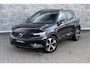 Volvo XC40 2.0 B4 Plus Dark | Trekhaak | Panoramadak | Lichtmetalen Velgen 19 inch | All-Season banden | Harman Kardon Audio | Achteruitrijcamera | Parkeersensoren | Keyless Entry | Elektrische Achterklep | Elektrisch Verstelbare Voorstoelen | Stoelverwarming | Google Navigatie | Apple Carplay | Android Auto