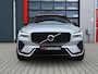 Volvo XC60 2.0 T6 R-Design 398PK AWD Long Range | Pano | H&K | Orrefors | Leder | Memory | Carplay - Android | Keyless | 360 | Trekhaak | Led | Adaptive Cruise | Stoelverwarming voor & achter | Stuurwielverwarming | Digital Dash | Dodehoek Detectie