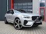 Volvo XC60 2.0 T6 R-Design 398PK AWD Long Range | Pano | H&K | Orrefors | Leder | Memory | Carplay - Android | Keyless | 360 | Trekhaak | Led | Adaptive Cruise | Stoelverwarming voor & achter | Stuurwielverwarming | Digital Dash | Dodehoek Detectie