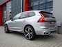 Volvo XC60 2.0 T6 R-Design 398PK AWD Long Range | Pano | H&K | Orrefors | Leder | Memory | Carplay - Android | Keyless | 360 | Trekhaak | Led | Adaptive Cruise | Stoelverwarming voor & achter | Stuurwielverwarming | Digital Dash | Dodehoek Detectie