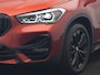 BMW X1 xDrive25e Sportline PHEV 221pk Dealer O.H | Trekhaak Afn. | Camera | Harman / Kardon | Head Up | Sporstoelen Verwarmd | Cruise Control | Carplay | Sfeerverlichting | Navigatie | DAB | 18"L.M | Plug In Hybrid |