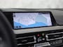 BMW 1-Serie 118i M Sport Automaat (APPLE CARPLAY, M PAKKET, GROOT NAVI, LEDER, SPORTSTOELEN, SFEERVERLICHTING, GETINT GLAS, NIEUWSTAAT)