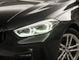 BMW 1-Serie 118i M Sport Automaat (APPLE CARPLAY, M PAKKET, GROOT NAVI, LEDER, SPORTSTOELEN, SFEERVERLICHTING, GETINT GLAS, NIEUWSTAAT)