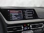 BMW 1-Serie 118i M Sport Automaat (APPLE CARPLAY, M PAKKET, GROOT NAVI, LEDER, SPORTSTOELEN, SFEERVERLICHTING, GETINT GLAS, NIEUWSTAAT)
