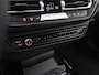BMW 1-Serie 118i M Sport Automaat (APPLE CARPLAY, M PAKKET, GROOT NAVI, LEDER, SPORTSTOELEN, SFEERVERLICHTING, GETINT GLAS, NIEUWSTAAT)