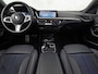 BMW 1-Serie 118i M Sport Automaat (APPLE CARPLAY, M PAKKET, GROOT NAVI, LEDER, SPORTSTOELEN, SFEERVERLICHTING, GETINT GLAS, NIEUWSTAAT)
