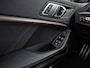 BMW 1-Serie 118i M Sport Automaat (APPLE CARPLAY, M PAKKET, GROOT NAVI, LEDER, SPORTSTOELEN, SFEERVERLICHTING, GETINT GLAS, NIEUWSTAAT)