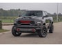 Dodge Ram TRX HELLCAT | 6.2 V8 712PK SUPERCHARGER | RODE STIKSELS | FULLY LOADED | CARBON | CREW CAB | DUBBELE CABINE | 5 PERSOONS | De specialist in Amerikaanse pick‑ups in Nederland en Europa.