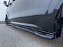 Ford Transit Custom 320 2.5 PHEV | L2 H1 | BLACK PLATINUM | DUBBEL CABINE | TREKHAAK | 360 CAMERA | ADAPTIEVE CRUISE | LEDEREN BEKLEDING | TREEPLANKEN | DUBBELE ZIJSCHUIFDEUREN | BOM VOL | €47.650 EX. BTW