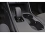 Volvo EX40 Performance Ultra Black Edition 82 kWh - Panorama/schuifdak - IntelliSafe Assist & Surround - 360º Camera - Harman/Kardon audio - Verwarmde voorstoelen, stuur & achterbank - Parkeersensoren voor & achter - Draadloze tel. lader - Warmtepomp - Extra getint glas - Inklapbare trekhaak - 20' LMV