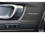 Volvo EX40 Performance Ultra Black Edition 82 kWh - Panorama/schuifdak - IntelliSafe Assist & Surround - 360º Camera - Harman/Kardon audio - Verwarmde voorstoelen, stuur & achterbank - Parkeersensoren voor & achter - Draadloze tel. lader - Warmtepomp - Extra getint glas - Inklapbare trekhaak - 20' LMV