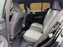 Volvo XC40 2.0 B4 Plus Dark | Harman Kardon | Stoel + Stuur Verwarming | Trekhaak | Camera | BLIS | Keyless Start / Entry |