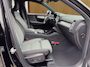 Volvo XC40 2.0 B4 Plus Dark | Harman Kardon | Stoel + Stuur Verwarming | Trekhaak | Camera | BLIS | Keyless Start / Entry |