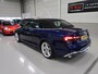 Audi A5 Cabriolet 40 TFSI Launch edition Sport S-Line Matrix Nekverwarming Trekhaak 3-Zone airco Digitaal Camera ACC Navigatie Automaat Alcantara Massagestoelen App connect 19 inch Sportvelgen Navarrablauw metallic Nieuwstaat