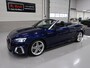 Audi A5 Cabriolet 40 TFSI Launch edition Sport S-Line Matrix Nekverwarming Trekhaak 3-Zone airco Digitaal Camera ACC Navigatie Automaat Alcantara Massagestoelen App connect 19 inch Sportvelgen Navarrablauw metallic Nieuwstaat