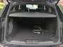 Land Rover Range Rover Evoque 1.5 P300e AWD R-Dynamic SE | Stoelverwarming | Camera | Apple Carplay | Navigatie | Keyless | Dodehoekdetectie | Ambiance Verlichting | Trekhaak | Parkeersensoren | LED |