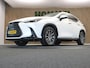 Lexus NX 350h AWD Luxury Line - ALARM KLASSE 3 - PARKEER SENSOREN VOOR EN ACHTER - DODEHOEK DETECTIE - KEYLESS ENRTY & START - STOEL EN STUUR VERWARMING - NAVIGATIE - APPLE CARPLAY/ANDROID AUTO