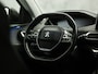 Peugeot 5008 1.2 PureTech Allure Sport Automaat (PANORAMADAK, APPLE CARPLAY, LEDER, STOELVERWARMING, 360 CAMERA, DRIVE SELECT, KEYLESS, GETINT GLAS, NIEUWSTAAT)
