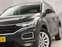 Volkswagen T-Roc 1.0 TSI Sport (PANORAMADAK, VIRTUAL COCKPIT, APPLE CARPLAY, GROOT NAVI, CAMERA, STOELVERWARMING, SPORTSTOELEN, GETINT GLAS, LED KOPLAMPEN, ADAPTIVE CRUISE, NIEUWSTAAT)