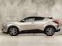 Toyota C-HR / C-HR+ 1.8 Hybrid Sport Automaat (NAVIGATIE, CAMERA, STUUR/STOELVERWARMING, GETINT GLAS, SPORTSTOELEN, ADAPTIVE CRUISE, KEYLESS, NIEUWSTAAT)