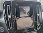 Volvo XC40 B4 Plus Dark met Lighting Pack (koplampen adaptief, koplampreiniging, matrix led koplampen, mistlampen voor) en Elektrisch glazen panorama-dak en trekhaak inklapbaar en nog veel meer.....