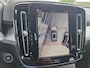 Volvo XC40 B4 Plus Dark met Lighting Pack (koplampen adaptief, koplampreiniging, matrix led koplampen, mistlampen voor) en Elektrisch glazen panorama-dak en trekhaak inklapbaar en nog veel meer.....