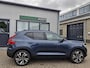 Volvo XC40 B4 Plus Dark met Lighting Pack (koplampen adaptief, koplampreiniging, matrix led koplampen, mistlampen voor) en Elektrisch glazen panorama-dak en trekhaak inklapbaar en nog veel meer.....