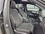 Volvo XC40 B4 Plus Dark met Lighting Pack (koplampen adaptief, koplampreiniging, matrix led koplampen, mistlampen voor) en Elektrisch glazen panorama-dak en trekhaak inklapbaar en nog veel meer.....