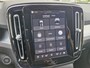 Volvo XC40 B4 Plus Dark met Lighting Pack (koplampen adaptief, koplampreiniging, matrix led koplampen, mistlampen voor) en Elektrisch glazen panorama-dak en trekhaak inklapbaar en nog veel meer.....
