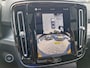 Volvo XC40 B4 Plus Dark met Lighting Pack (koplampen adaptief, koplampreiniging, matrix led koplampen, mistlampen voor) en Elektrisch glazen panorama-dak en trekhaak inklapbaar en nog veel meer.....