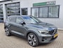 Volvo XC40 B4 Plus Dark met Lighting Pack (koplampen adaptief, koplampreiniging, matrix led koplampen, mistlampen voor) en Elektrisch glazen panorama-dak en trekhaak inklapbaar en nog veel meer.....