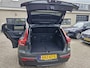 Volvo XC40 B4 Plus Dark met Lighting Pack (koplampen adaptief, koplampreiniging, matrix led koplampen, mistlampen voor) en Elektrisch glazen panorama-dak en trekhaak inklapbaar en nog veel meer.....