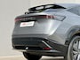 Nissan Ariya e-4ORCE Evolve 91 kWh / 4WD / Leder / Head- Up Display / Warmtepomp / 10 Jaar Nissan More Garantie / Stoelverwarming voor en achter / Schuif-Kantel Dak / Stoelventilatie / Stuurverwarming / Rondomzicht camera / Elektrisch Verstelbare Stoelen met Geheugen / Elektrische Achterklep / Adaptief Cruise Control / Apple Carplay & Android Auto /
