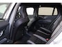 Volvo V60 T8 Recharge AWD Plus Dark - Panorama/schuifdak - IntelliSafe Assist & Surround - 360º Camera - Harman/Kardon audio - Verwarmde voorstoelen, stuur & achterbank - Parkeersensoren voor & achter - Elektr. bedienb. voorstoelen met geheugen - Head up display - Extra getint glas - Inklapbare trekhaak - 18' LMV