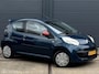 Citroën C1 1.0-12V Ambiance 3 deurs - APPLE CARPLAY - PARKEERSENSOREN - ACHTERSPOILER - MIDDENARMSTEUN - EL. RAMEN - CPV - BLUETOOTH - STUURBEKRACHTIGING - 2E EIGENAAR - NL AUTO - NIEUWE APK BIJ AFLEVERING -