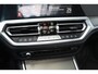 BMW 3-Serie Touring (g21) 320i 184PK M-SPORT SHADOW LINE Panodak | Trekhaak | Navi | Adapt.Cruise | Harman Kardon | Head Up | 19 Inch Lm | Live Cockpit | Sfeerverl. |