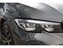 BMW 3-Serie Touring (g21) 320i 184PK M-SPORT SHADOW LINE Panodak | Trekhaak | Navi | Adapt.Cruise | Harman Kardon | Head Up | 19 Inch Lm | Live Cockpit | Sfeerverl. |